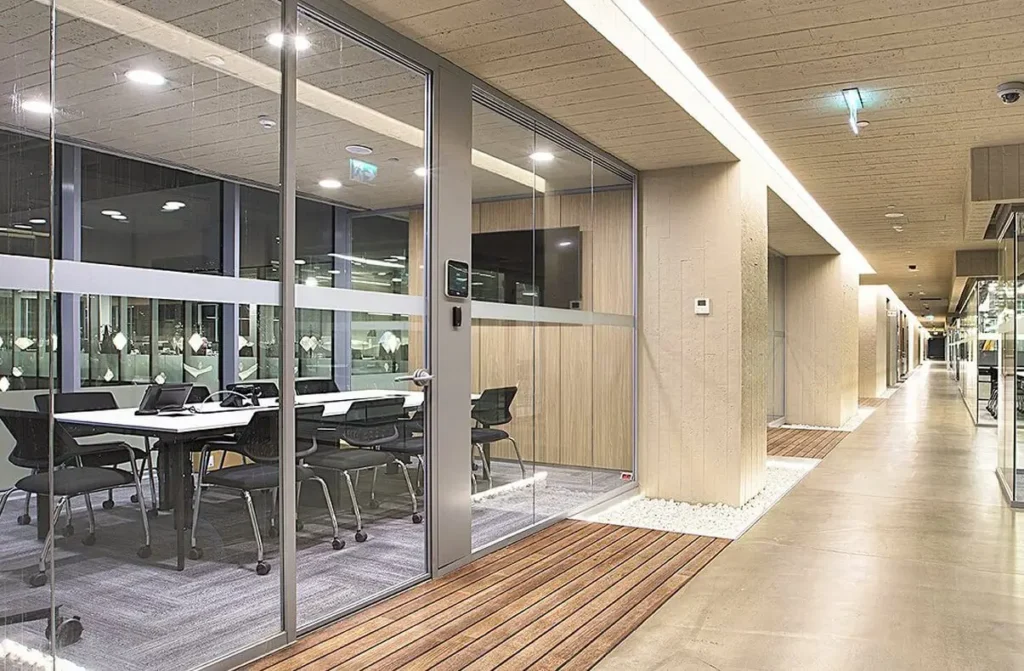 Frameless partitioning with Dormakaba hardware